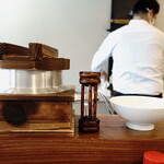 とんかつ 蒼樹 - おいしい釜炊き白飯（２）炊き上がったら、目の前で蒸らします。砂時計（３分計？）の砂が落ち切ったら食べ頃です。