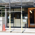 とんかつ 蒼樹 - お店の入っているビルは外壁の工事中でした。