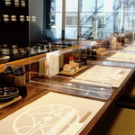 とんかつ 蒼樹 - お店はカウンターのみ、８席だけですが、和風なのかな？非常に綺麗な内装で、そして衛生的で落ち着いて食事が出来ます。