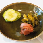 とんかつ 蒼樹 - ”漬物の盛り合わせ”は、”きゅうりの糠漬”、”高菜漬け”、”梅干し”と、ご飯が美味しく食べられる品揃えです。