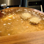 とんかつ 蒼樹 - しゃとんブリアン（１）この２個の”とんかつ”は私の分です。ご覧のように揚げ鍋の油の温度は低温、時間をかけて揚げています。