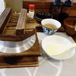 とんかつ 蒼樹 - おいしい釜炊き白飯（３）砂時計の砂が落ち切るとカウンターの上から手許へと下ろします。