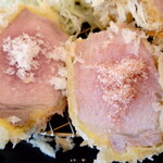 とんかつ 蒼樹 - しゃとんブリアン（４）“ヒマラヤ岩塩”と“花藻塩”を、衣には付けずに”お肉”に直接乗せて、美味しくいただくのです。