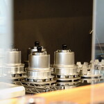 とんかつ 蒼樹 - おいしい釜炊き白飯（１）自動の釜飯炊飯器を使用し、１人前ずつ羽釜で炊きあげています。