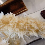 とんかつ 蒼樹 - ”大山ささみかつ”は、最初は”何も付けず”に端から食べ、後はお皿の”梅肉ソース”を好みで浸けて食べます。