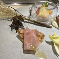 鉄板焼 ステーキ 北野坂 - キッシュの上に生ハムが乗っている料理