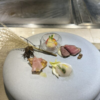 鉄板焼 ステーキ 北野坂 - 前菜はキッシュの上に生ハムが乗っている料理と帆立にキャビアが乗っている料理とトリュフが混ざっているマッシュポテトの上にローストビーフが乗っているのとスイートコーンやミニトマトのピクルス