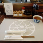 とんかつ 蒼樹 - 私の席です。調味料は”お塩”が２種類、”とん汁用の七味”、”ドレッシング”と”ソース”です。