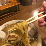 一徹 - 麺は少し細めの札幌王道の縮れ麺