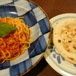鎌倉パスタ - フレッシュバジルのトマトソースパスタ、はちみつピザ