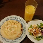 鎌倉パスタ - 期間限定チーズケーキ風ピザ、セットサラダ、オレンジジュース
