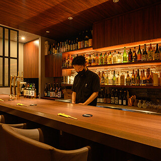 [Private rooms available] A chic interior with a modern Japanese style where you can feel the warmth of wood