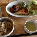 meguri 石畳茶屋 - 4種のおかずを選びます。（ハンバーグ、キッシュ、レタスサラダ、白和えをチョイス）プラスご飯とスープがついて1260円です。ご飯は白米とひじきご飯が選べます。