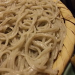 中国山地蕎麦工房 ふなつ - ふなつ・かも汁ざるそば 蕎麦近影（照明の影響で赤みがって写ってます）(2012.08)