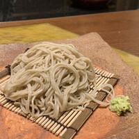 蕎庵 三たて - メインのお蕎麦。個人的には、コシがもう少ししっかりした方が好み。
                    ツユは辛みは控えめで、昆布の旨味が立つ柔らかい味わいで、こちらのお蕎麦とは好相性ですね。