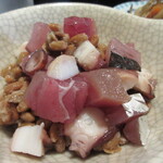 Oishii Daidokoro Juunikagetsu - 海鮮納豆は、納豆の上に角切りの刺身が。