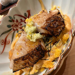 すが弥 - 喉黒の炙り。下に潜むのは・・・