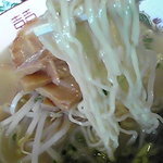 三徳らーめん - 麺は北九州地域では稀少な平麺チョイ縮れの細麺！(*ﾟ∀ﾟ)=3