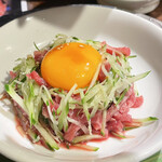 焼肉 肉萬 - ユッケはパックに入ってるやつ