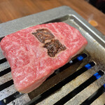 焼肉 肉萬 - オーナー自らつきっきりで焼いてくれます