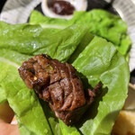 焼肉 肉萬 - サンチュで巻けばナンボでも食える( ^ω^ )