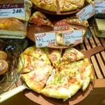 ブーランジュリー横浜 - たまごベーコンピザ