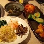 焼肉 神戸屋 - ナムル&キムチ盛り合わせと自家製ニラキムチ