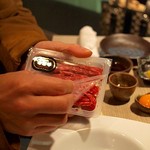 焼肉 神戸屋 - お客様がユッケ開封