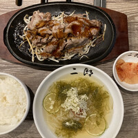 焼肉&手打ち冷麺 二郎 KANAYAMA - 肉ともやしとキムチがご飯に合う！