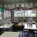 鶴亀屋食堂 - 店内の壁はマグロシールで埋め尽くされてます。マグロを仕入れるともらえるらしいですね。(笑)