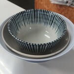 鶴亀屋食堂 - 一番上からミニ、小、中のどんぶり！ ミニで普通～少し大きめのお茶碗くらい。