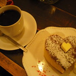 ブルー ファー ツリー - ハートのホットケーキとコーヒー