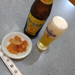 小平飯店 - 瓶ビール ¥500/税込 ＋ お通し（サービス）