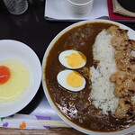 牛すじカレー並（550円）に、トッピングとして生卵、茹で卵（各50円）、味噌チキン（200円）を付けた！