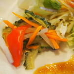 かにふ - 付け合わせのサラダはゴーヤ入り