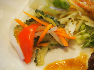 Kanifu - 付け合わせのサラダはゴーヤ入り