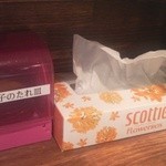 麺心 氣ばりい屋 - ティッシュ～！じゃなくて餃子のたれ皿の入れ物に注目