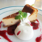 バーニーズカフェ＆ダイナー - ブルーベリーとホワイトチョコのベイクドチーズケーキ(580円)