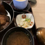 よし梅 - ▶︎茶碗蒸し(鶏肉.銀杏入り)
      ▶︎白菜きゅうりのお新香
      ▶︎シジミの赤だし