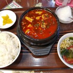 中国料理 海華 - 陳麻婆豆腐880円(税込)にライス230円を注文すると、定食で宜しいですか？と聞かれお願いしました。
            同じ+230円で漬物・デザート・珈琲付きにしてくれるなんて良心的ですね♪
            痺れと辛さ程好いです。