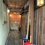 よし梅 - 玄関への石畳小径