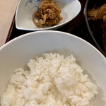 よし梅 - 白飯が少なめかな？…とも思いましたが
      あら煮自体のボリュームが
      スゴいんで丁度よかったです
      