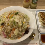 リンガーハット - 野菜たっぷり皿うどん¥890、餃子セット＋¥200