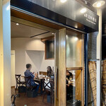 渡辺料理店 - 大きなガラス戸出店の外と内を仕切っているだけのシンプルな造り　店内の楽しそうな雰囲気がよくわかります