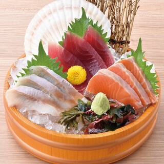 A large gathering of local gourmet foods such as the famous "Seafood Market Mori" and "Motsu-nabe (Offal hotpot) "♪