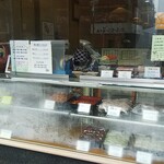 伊勢屋 - 甘味と握り飯の店頭販売（店内飲食は￥２６０以上）。