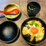 軍鶏屋本店 - 炭火鷄焼たっぷり親子丼(スープ付)580円