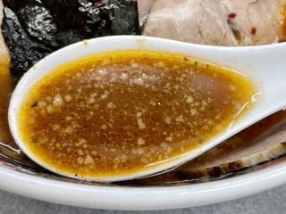玉川大盛軒 - 背脂の入った辛味噌スープ。ピリ辛。
