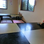 居酒屋かよ - 静かな店内の小上がり。