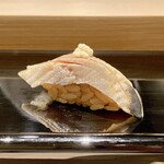 Togoshiginza Sushi Bando - 北海道 ニシン
                        ニシンをお鮨でいただくのは勿論初めてです！
                        塩とお酢で締めてから1日寝かせたニシン、旨味が強く脂ものってます！
                        この価格ですから色々と種にも工夫されていますね
                        d(^_^o)